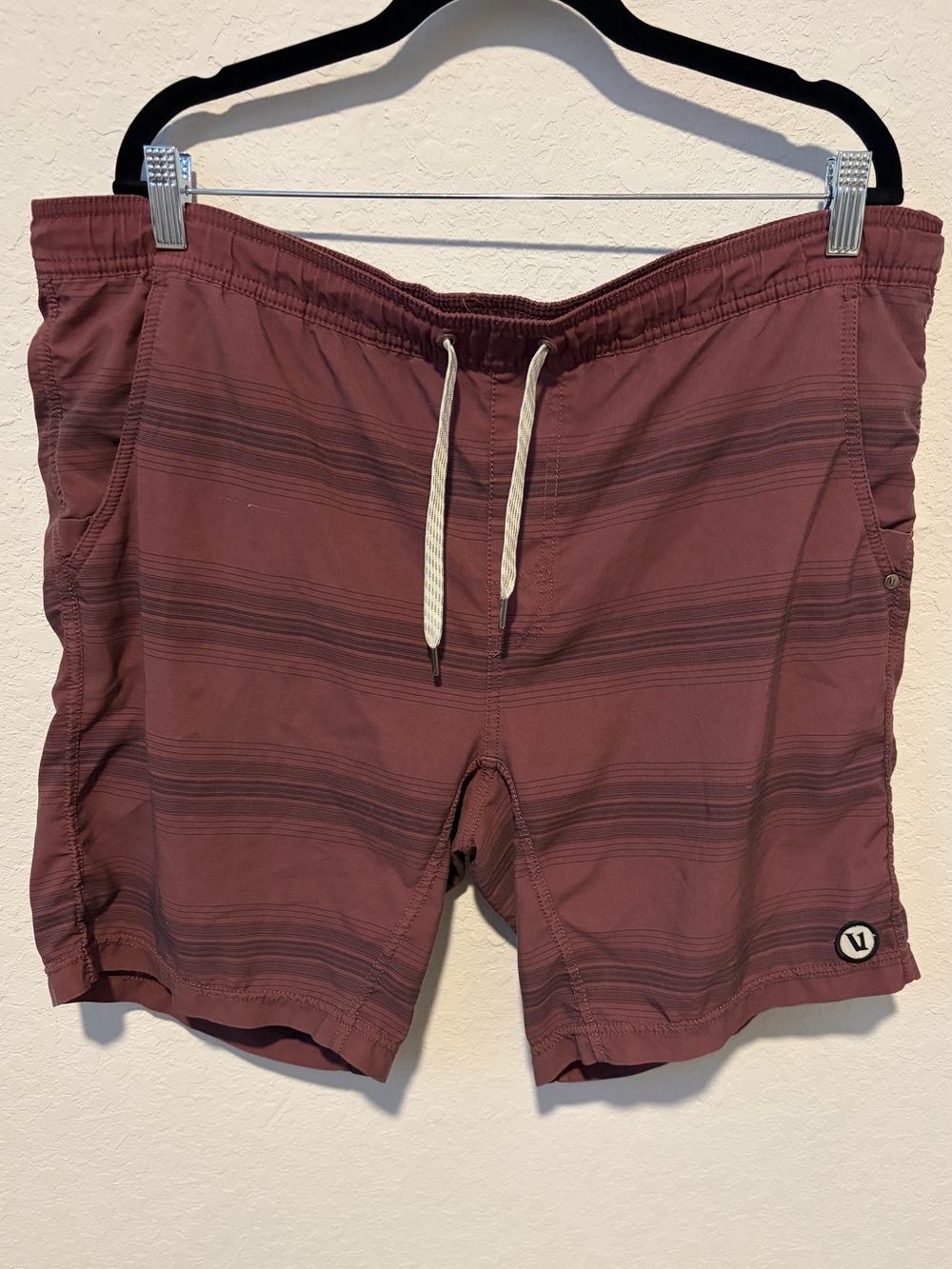 Vuori Kore Short Men's Large Burgundy Striped Lined Athletic Shorts V302